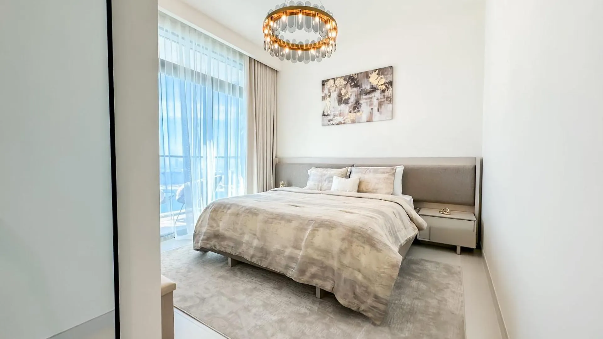 Panoramic Escape With Private Beach, 2Br On High Floor Dubaj