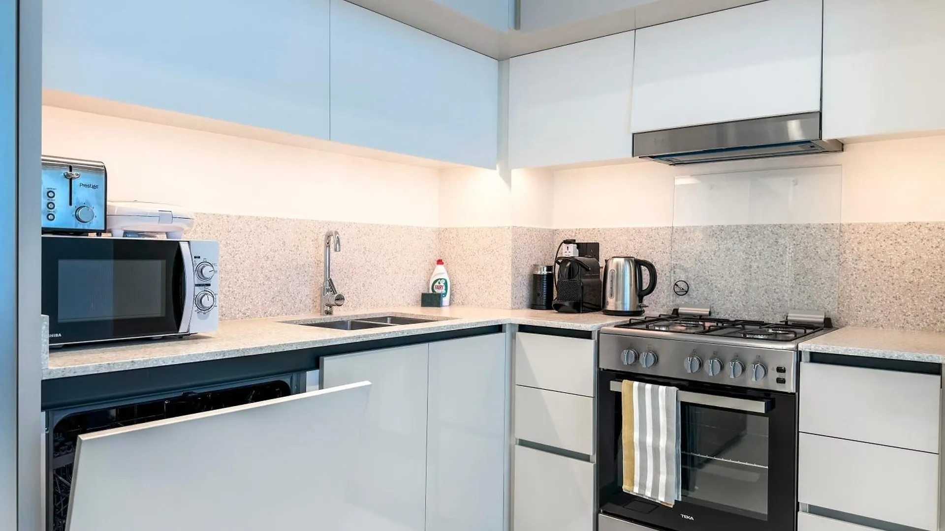 Panoramic Escape With Private Beach, 2Br On High Floor Dubaj