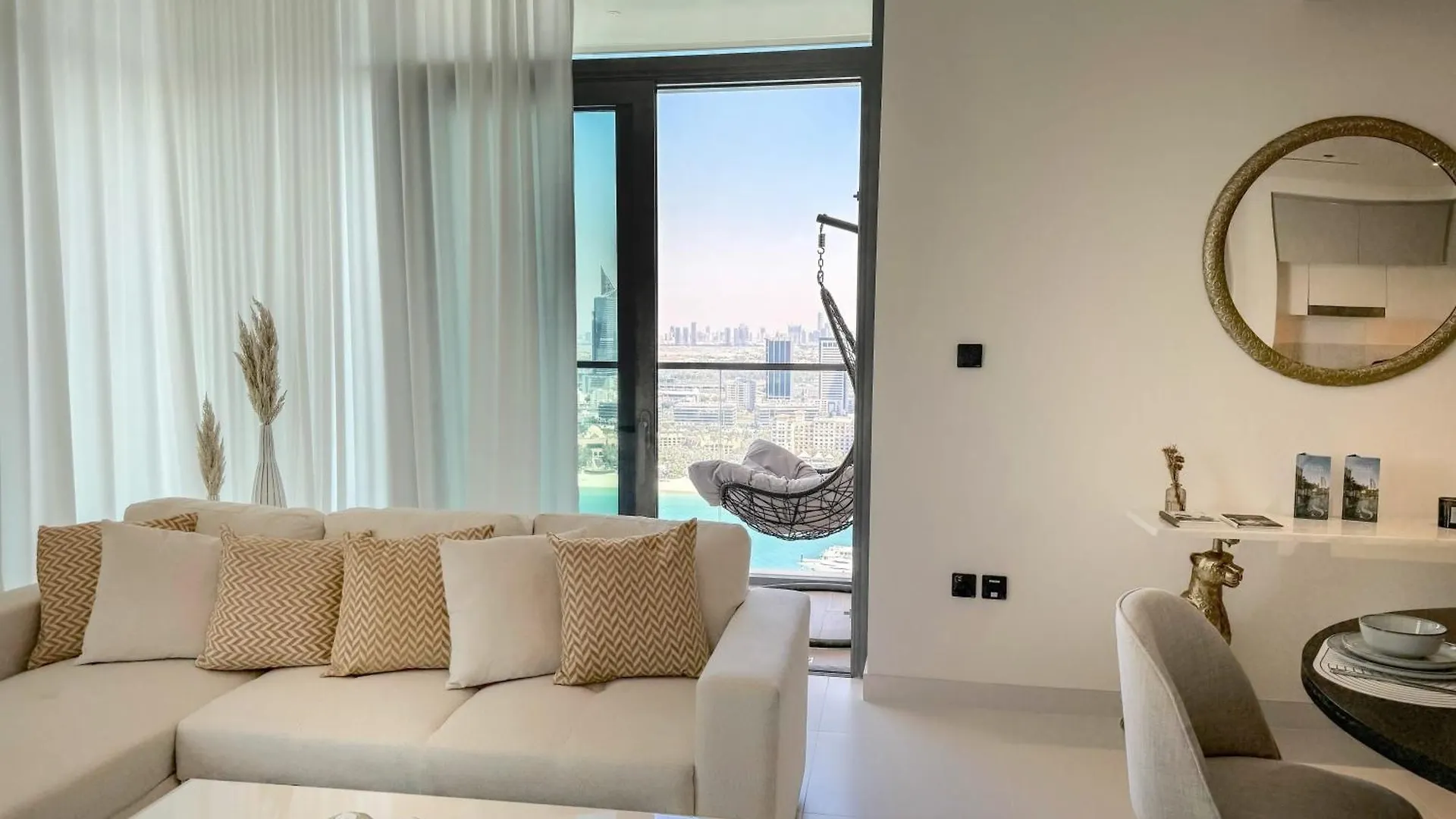 Panoramic Escape With Private Beach, 2Br On High Floor Dubaj Apartmán