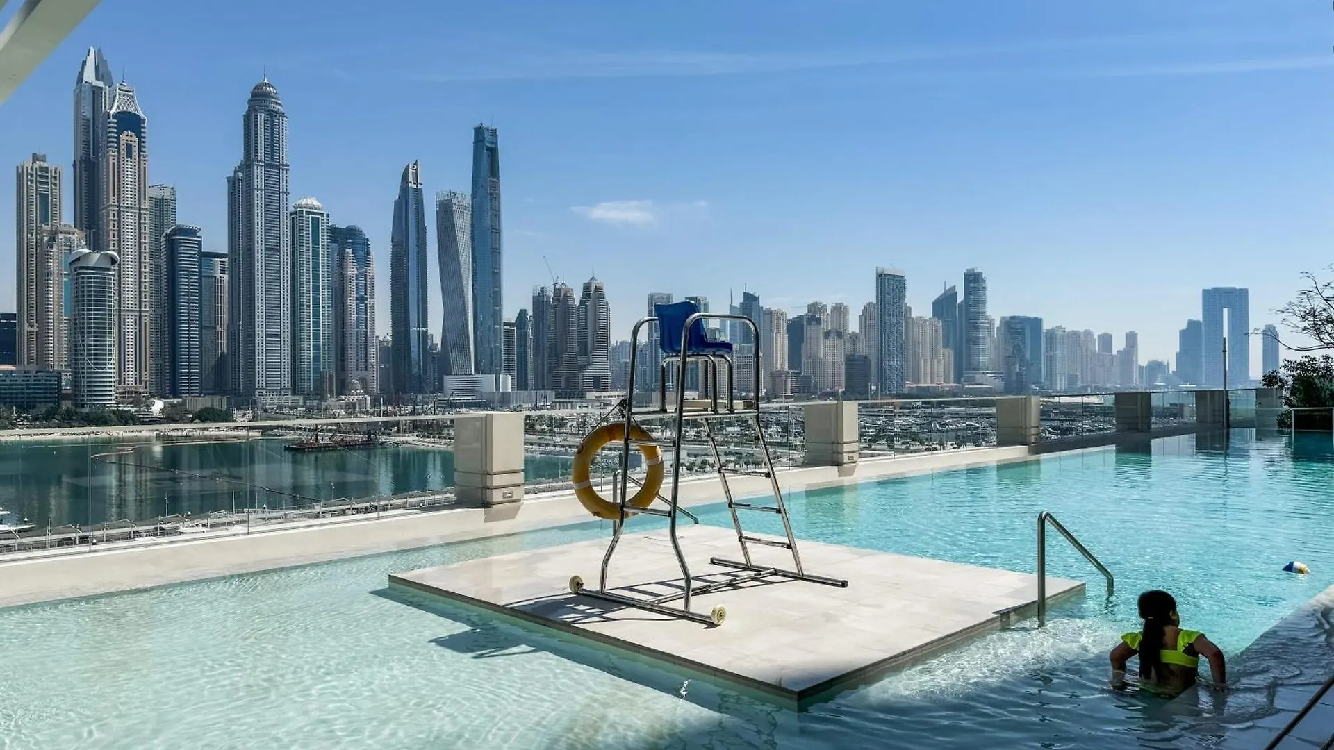 Panoramic Escape With Private Beach, 2Br On High Floor Dubaj Apartmán